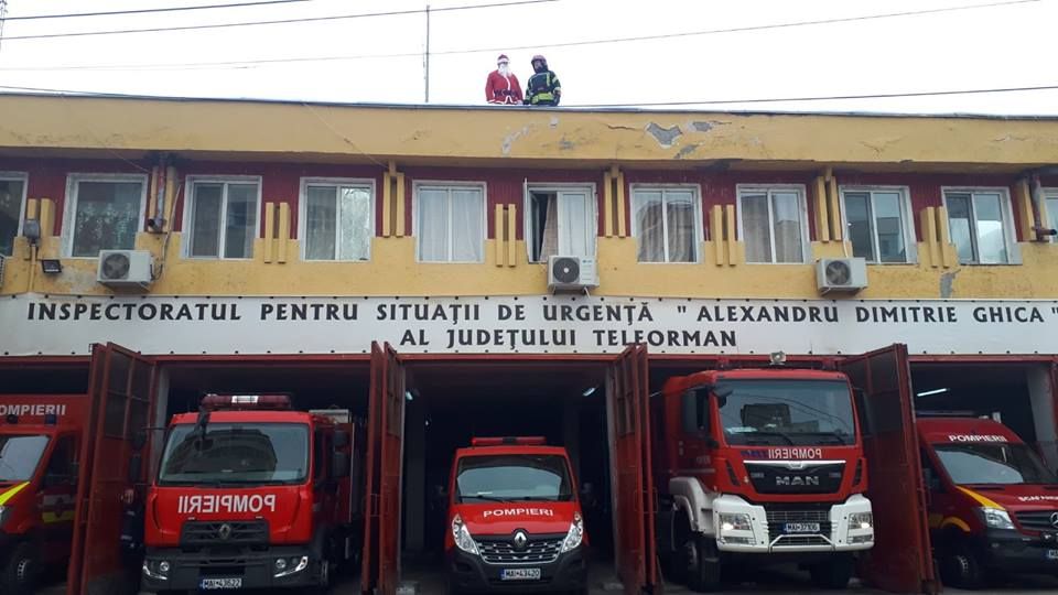 Moș Crăciun a ajuns la pompierii teleormăneni cu autospeciala!