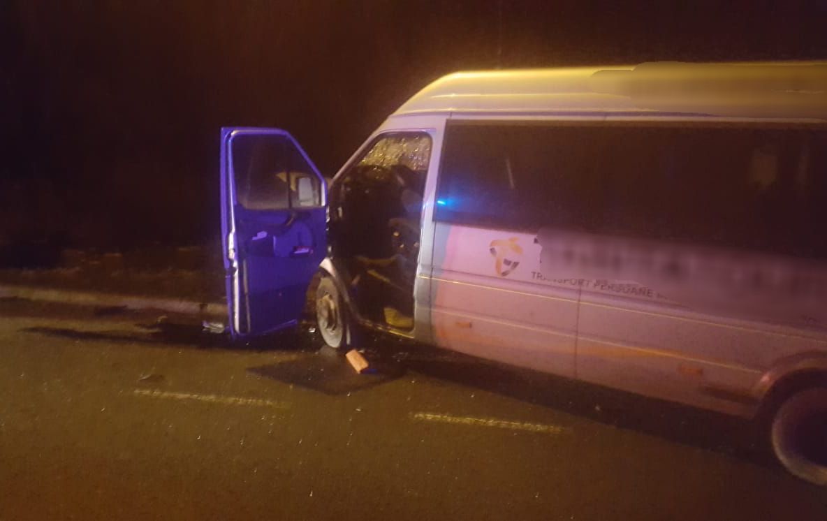 Accident grav la Turnu Măgurele: 8 călători dintr-un microbuz au fost răniți