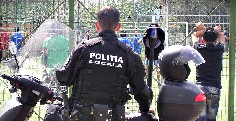 Căciuli de blană și curele de piele pentru polițiștii locali din Alexandria