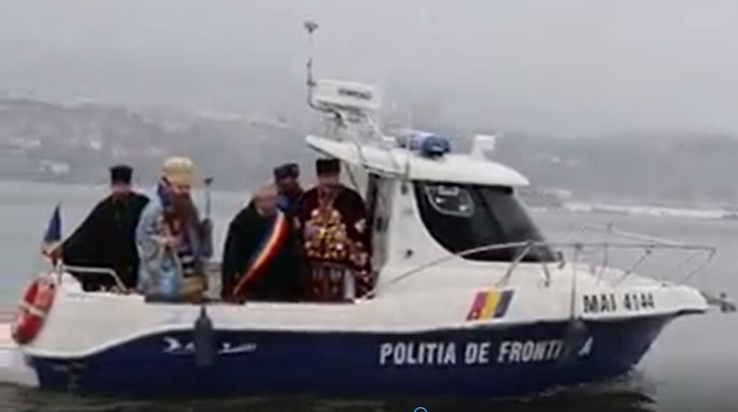 VIDEO: Episcopul de la Teleorman a sfințit apa urcat într-o barcă a Poliției de Frontieră