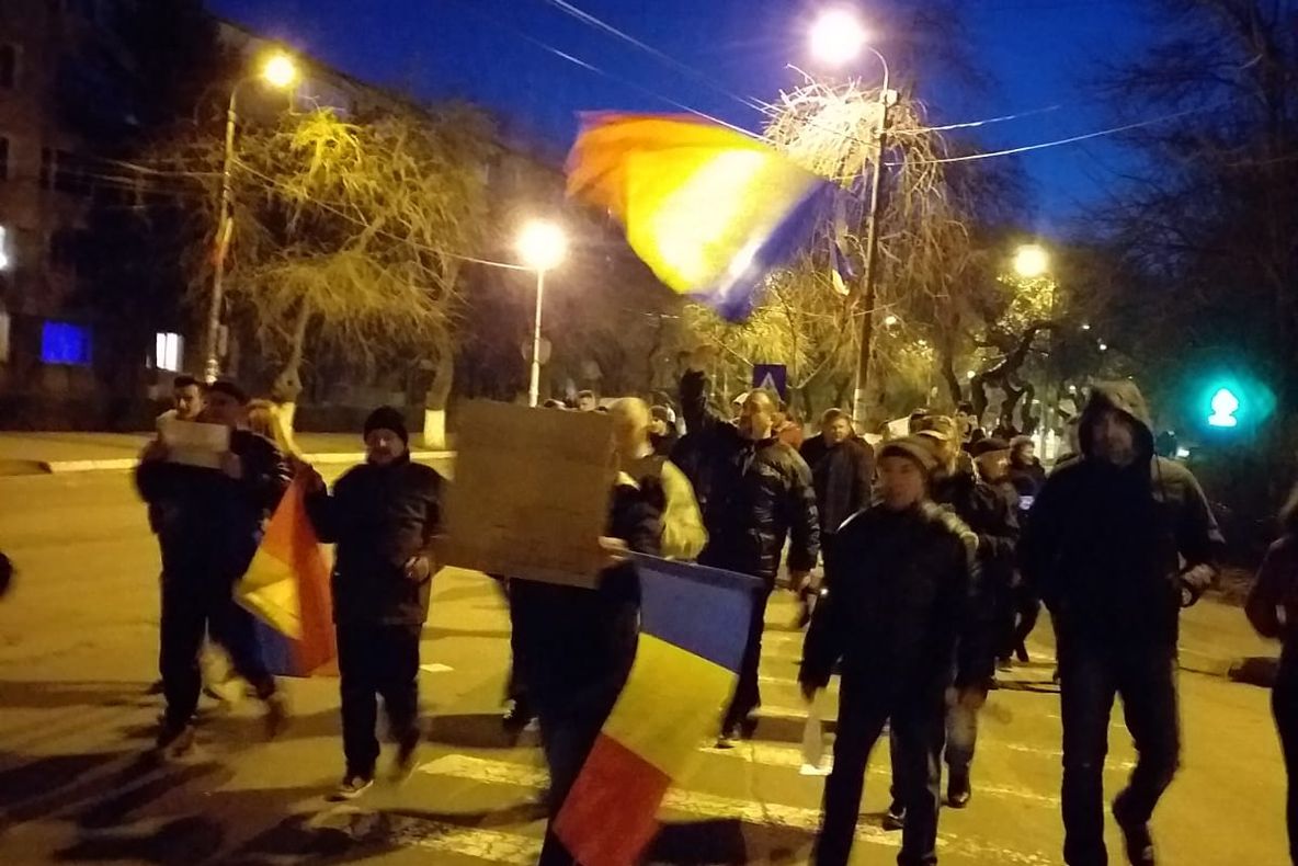 Protest la Turnu Măgurele: 50 de persoane strigă în fața Hotelului Turris!