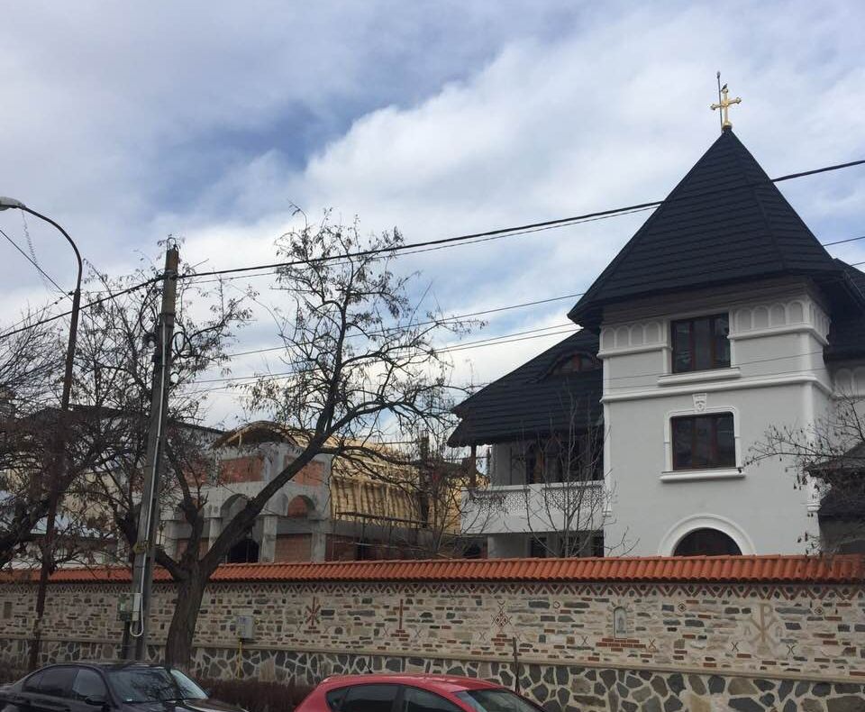 Faceți ce face Preasfințitul Galaction! Construiți-vă case mari, cu biserici private...