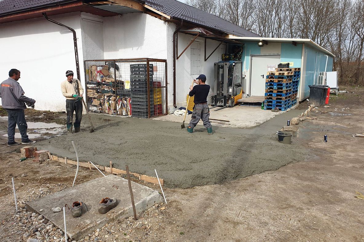 În comuna Brînceni, magazinul Profi toarnă o rampă în mijlocul unui drum public