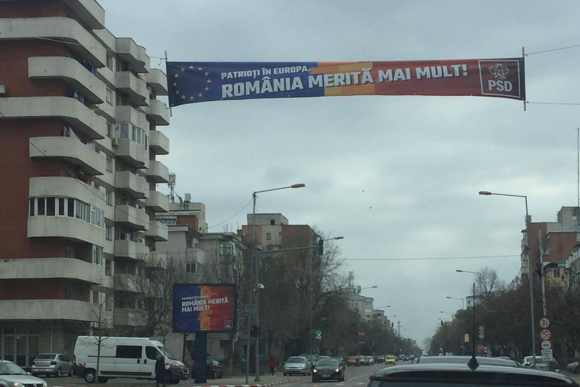 PSD a împânzit Alexandria cu bannere electorale