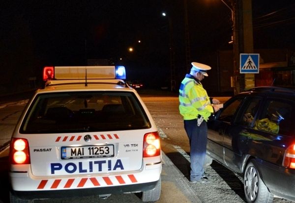 Polițiștii de la Rutiera teleormăneană ”au amendat”doamnele cu o floare