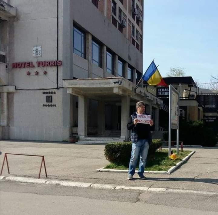 Lecția de curaj a lui Daniel Tuinete, omul din Turnu Măgurele care protestează singur...