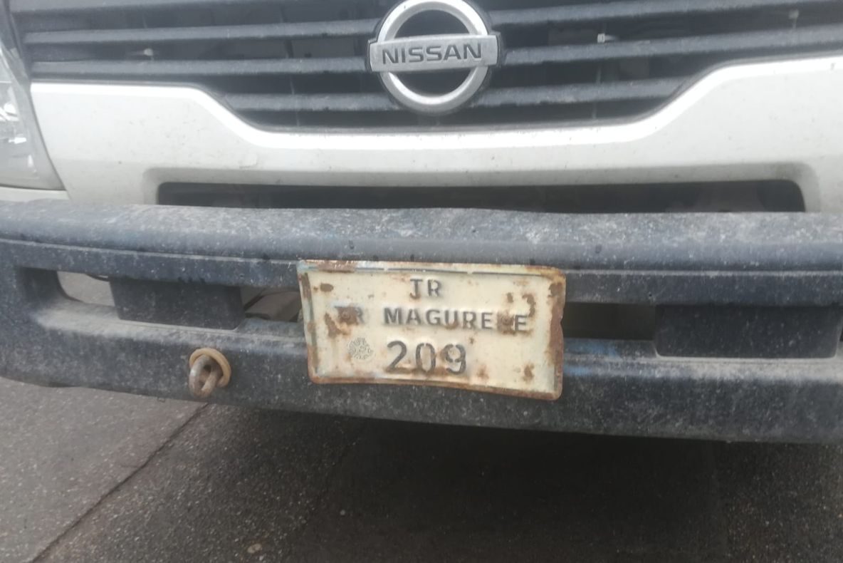 Angajații Primăriei Turnu Măgurele montează bannere pentru PSD