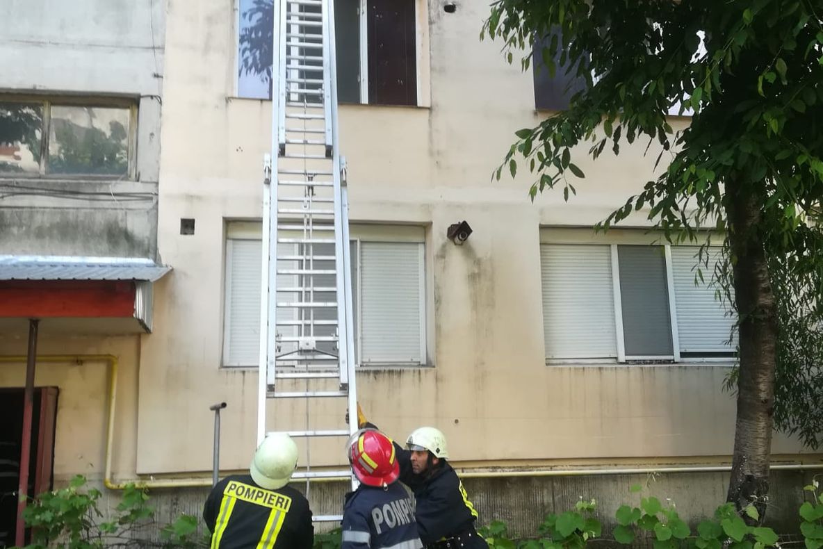 Pompierii teleormăneni au intervenit pentru deblocarea unui apartament din Alexandria