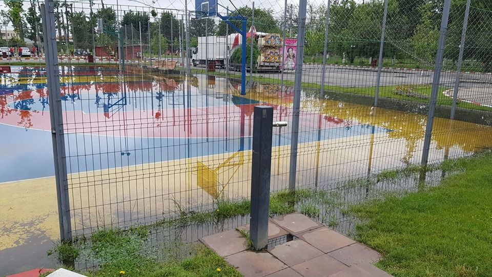 Terenurile de sport din pădurea Vedea sunt acoperite de apă