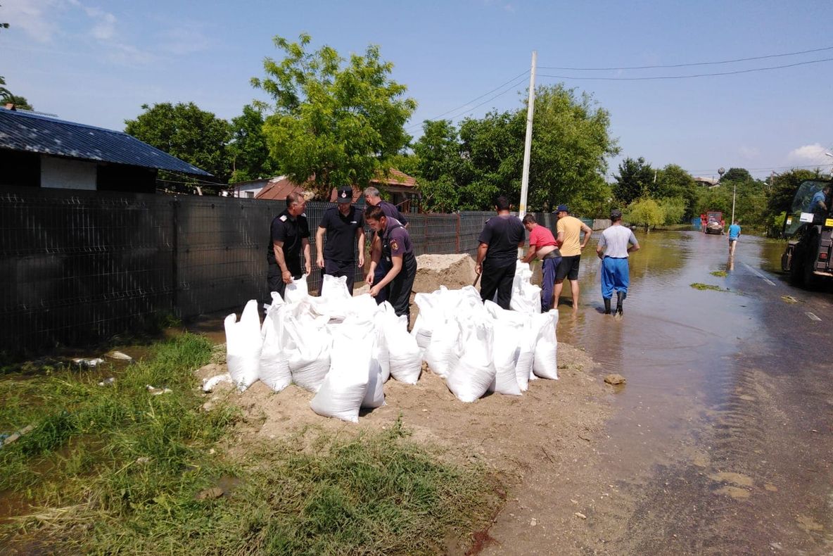 Trafic blocat la intrarea în comuna Băbăița din cauza apei