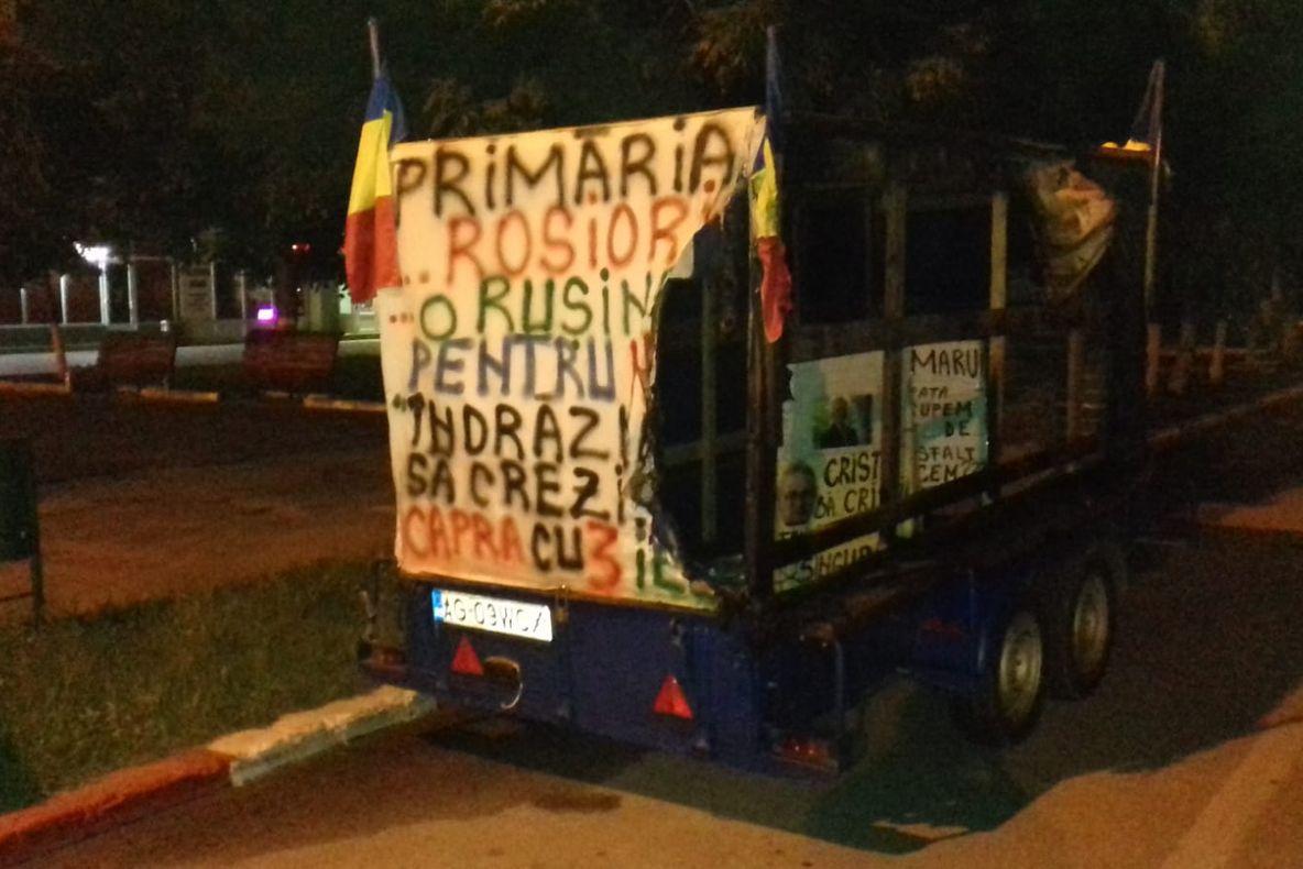 Un tânăr a încercat să dea foc rulotei cu mesaje anti-PSD din Roșiorii de Vede