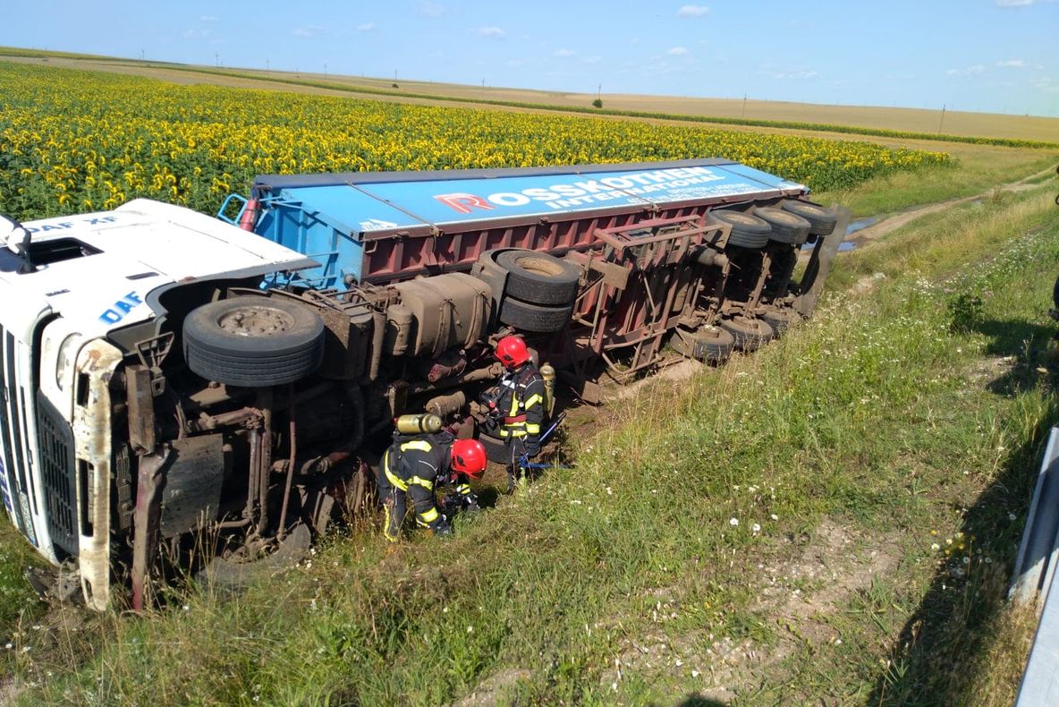 Un TIR de marfă s-a răsturnat pe centura Alexandriei