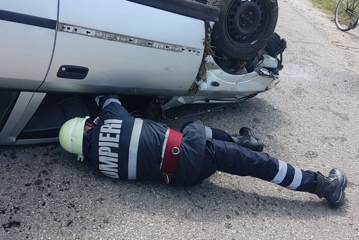 Autoturism răsturnat la Dracea