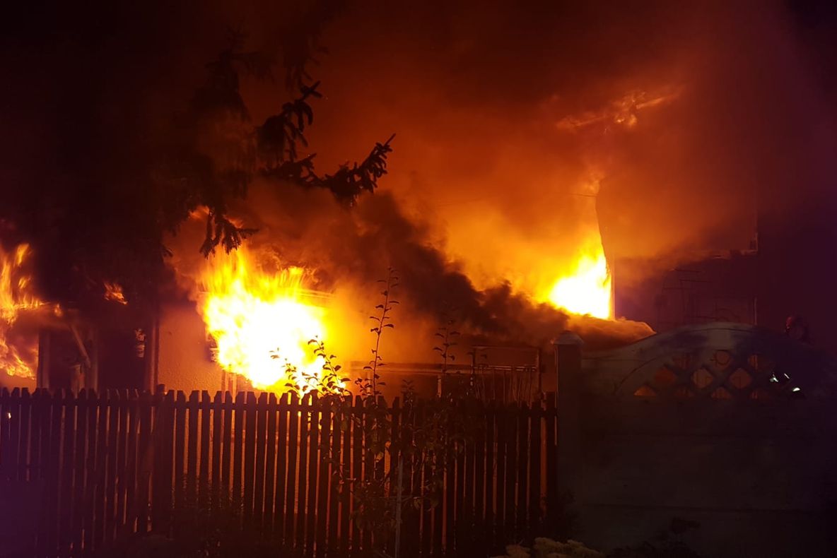 Două locuințe au luat foc în urma unui scurtcircuit