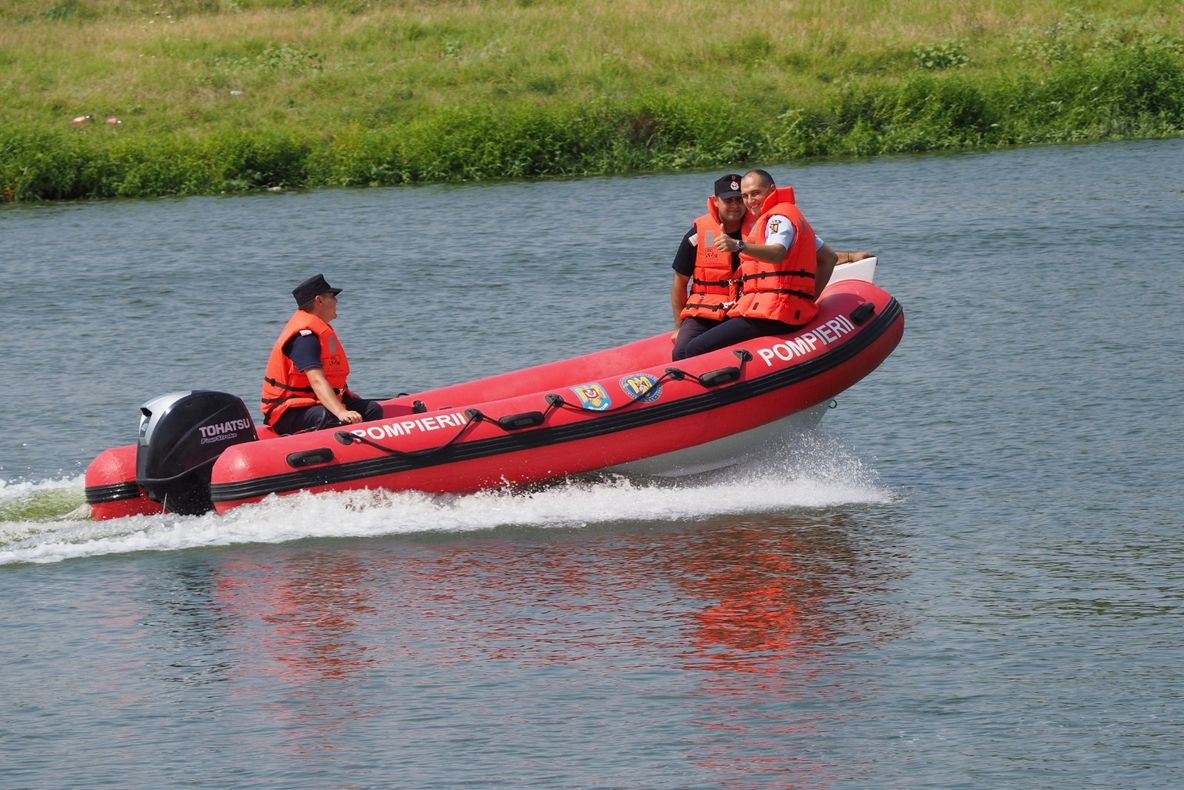 Antrenament al pompierilor militari pe râul Vedea