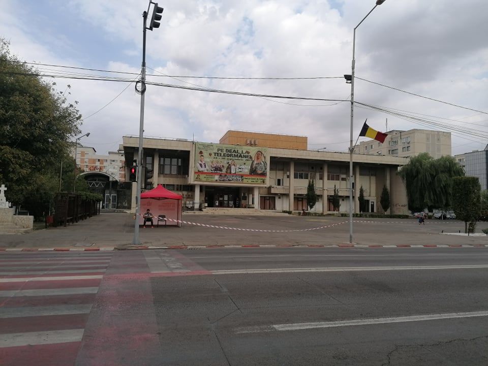 La cortul Vioricăi din Alexandria bate numai... vântul