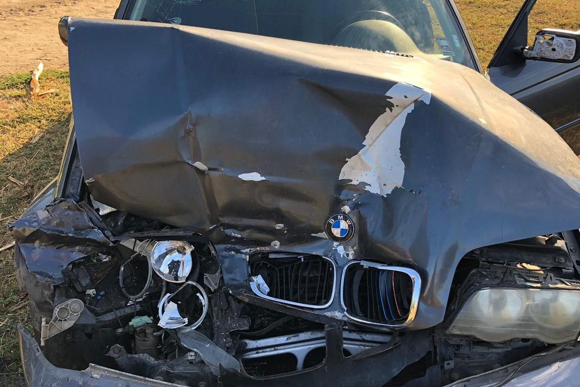 Un șofer fără permis a intrat într-un microbuz și a fugit d ela locul faptei