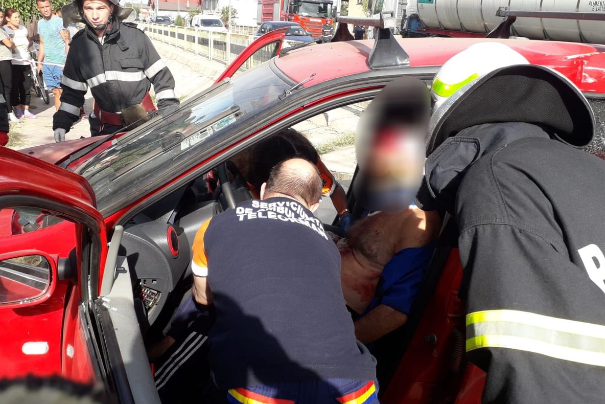 Accident rutier! Un autoturism s-a ciocnit de o cisternă! O persoană a rămas încarcerată FOTO