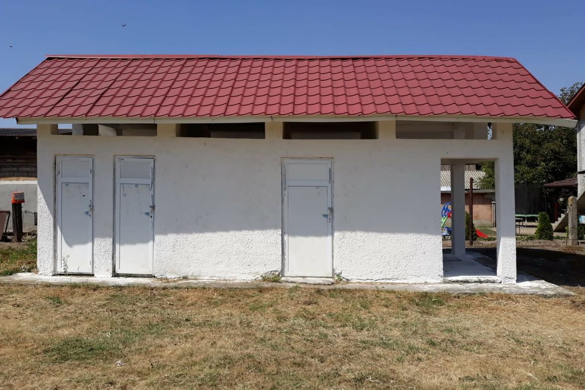 Grupuri sanitare în curte pentru copiii din orașul premierului