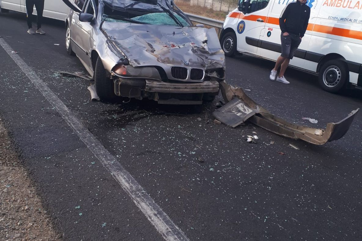 Un bărbat a murit după ce mașina în care se afla a intrat într-un tir