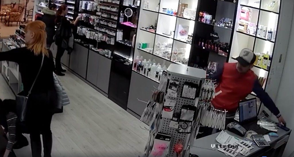 Dosar penal pentru furtul unui telefon uitat într-o farmacie