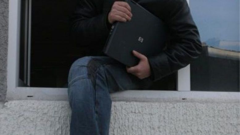 Atenție la ”meseriași”! Un tânăr a furat o geantă din locuința la care lucrase
