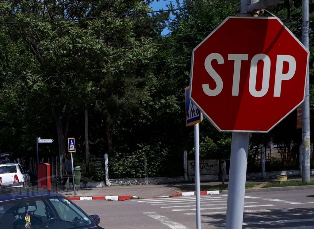 Neatenția face victime! O femeie a ajuns la spital în urma unui accident