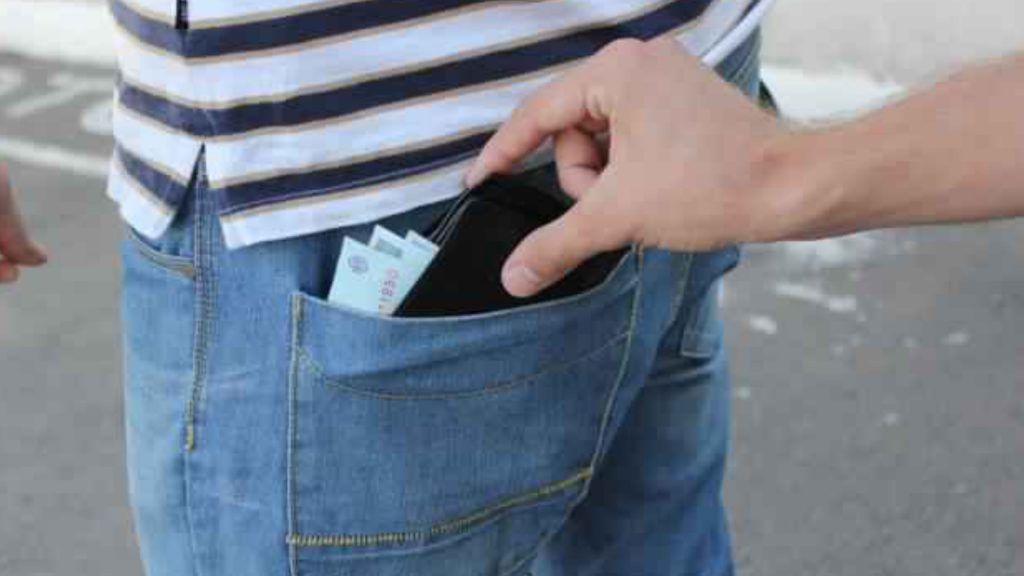 Și-a distrus viața pentru 100 lei! Un tânăr riscă închisoarea pentru furt din buzunare