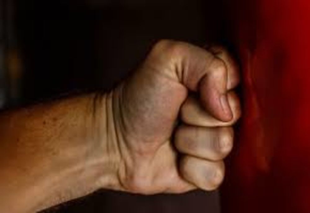 Minora in varsta de 13 ani, agresata fizic de catre tatal ei