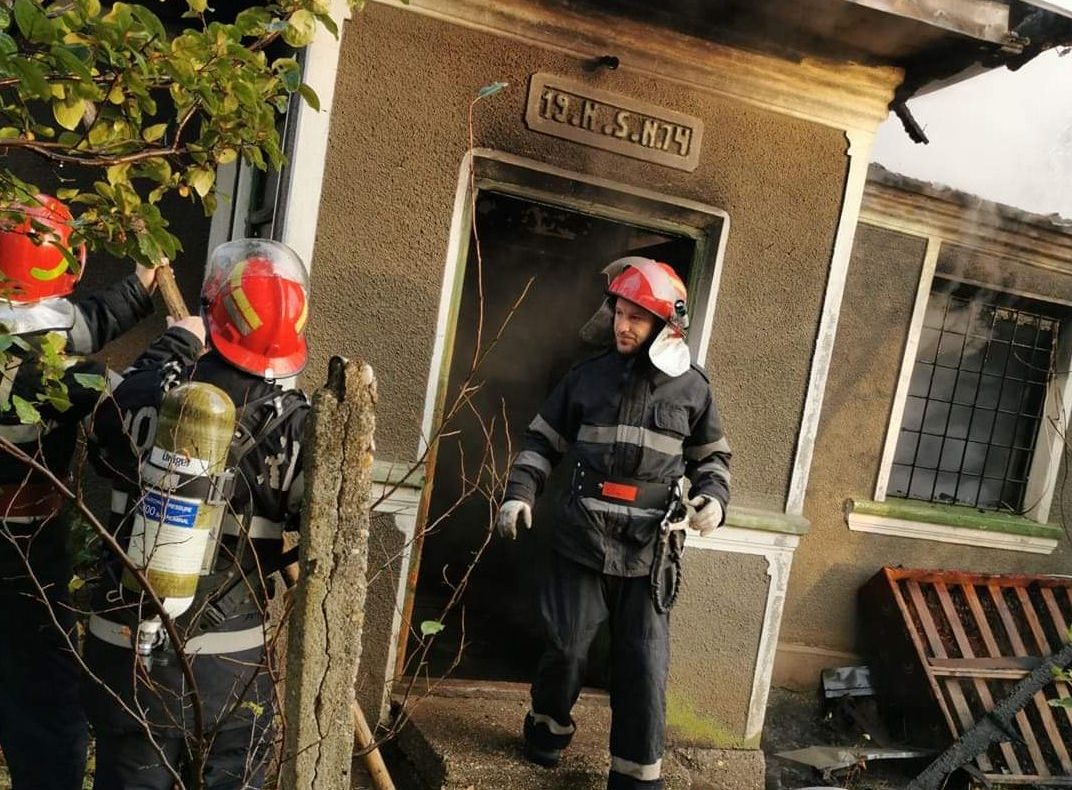 O persoană a ars de vie în propria casă!