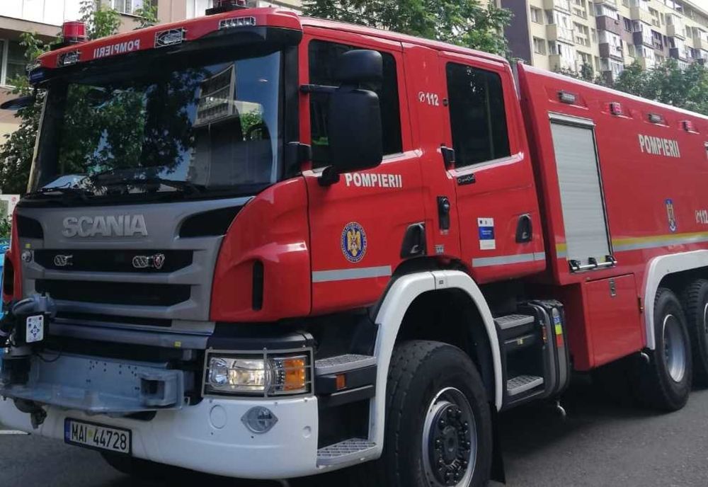 Incendiu puternic duminică dimineață, în localitatea Moșteni. O femeie intoxicată cu fum a fost transportată la spital