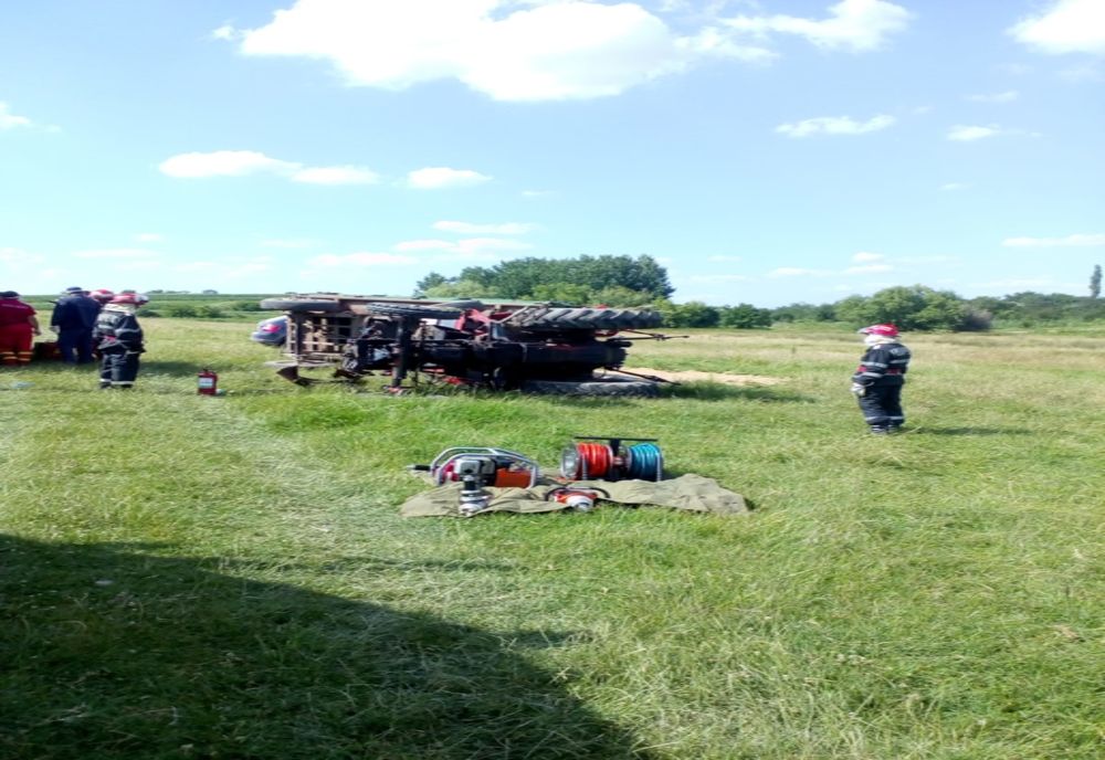 VIDEO. Un bărbat s-a răsturnat cu tractorul. Dus la spital cu elicopterul