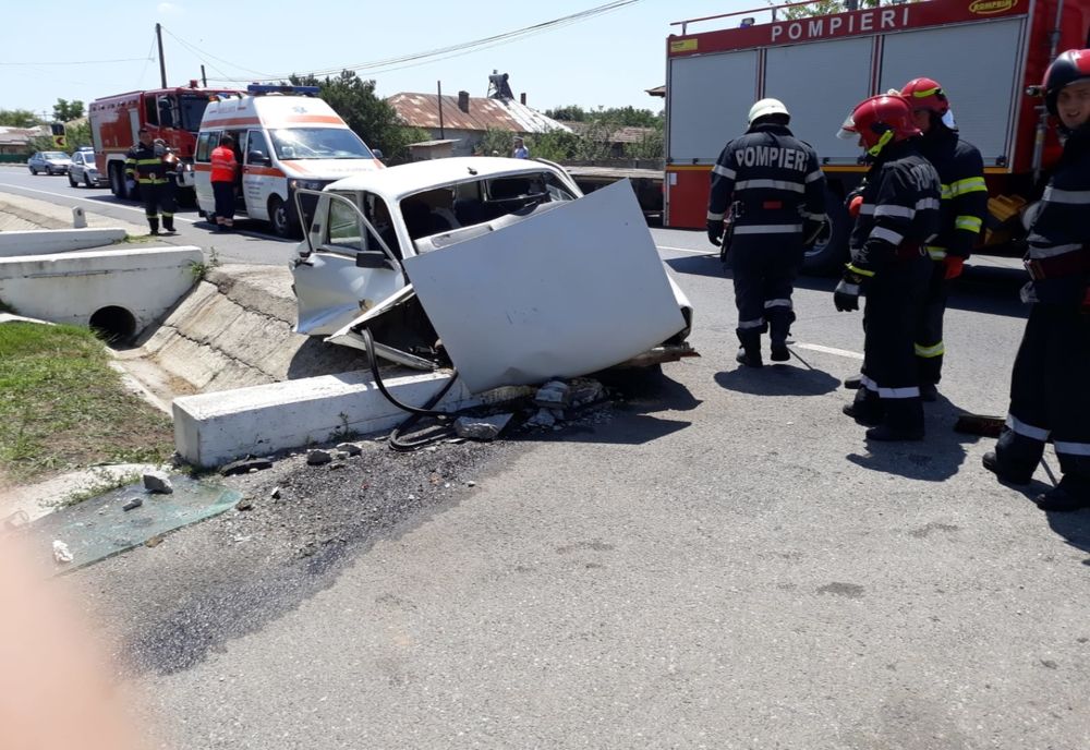 Accident în Teleorman: O maşină a lovit un cap de pod, două persoane rănite