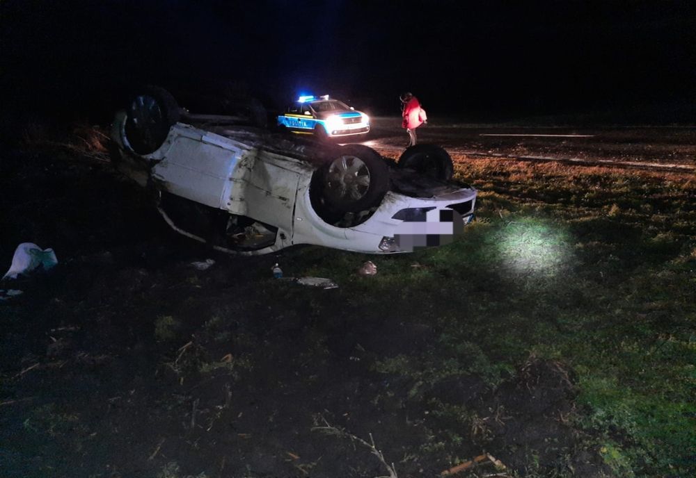 FOTO. Accident în Teleorman. O şoferiţă s-a răsturnat cu maşina, în apropiere de Zimnicea
