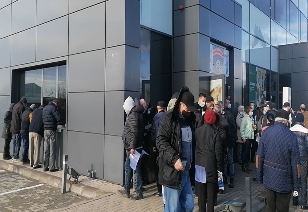 Sute de oameni stau la coadă pentru schimbarea contractelor de furnizare a energiei electrice