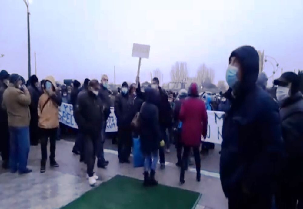 VIDEO: Angajaţii Combinatului Chimit Turnu Măgurele au ieşit în stradă. Oamenii sunt neplătiţi de două luni
