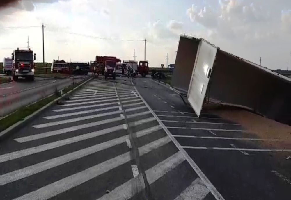 VIDEO | Accident pe centura Alexandriei. Un TIR încărcat cu cereale s-a răsturnat