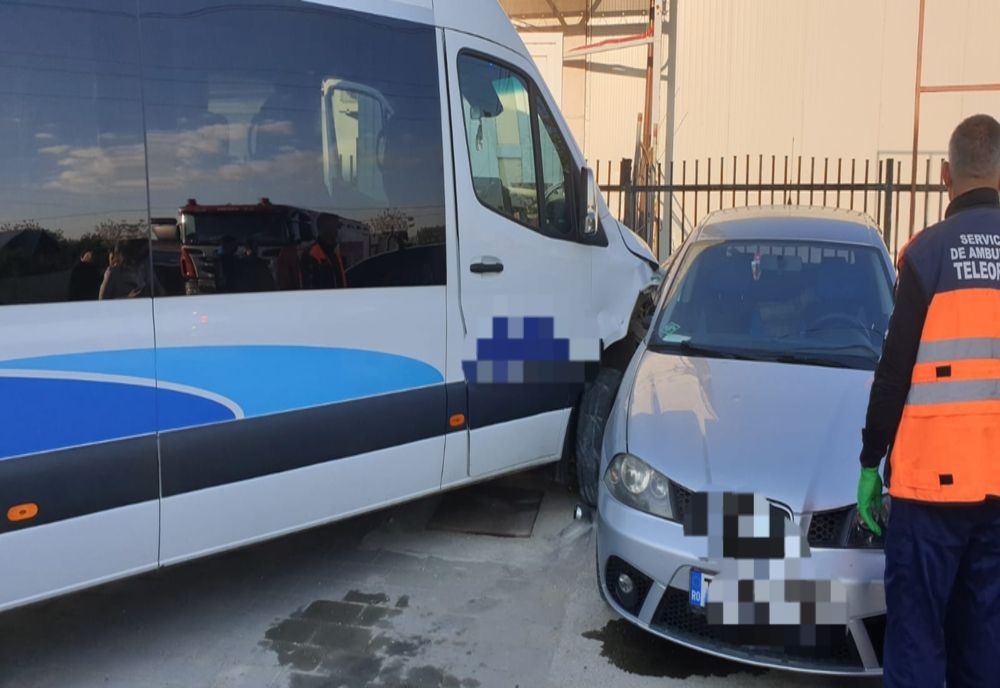 Accident în Teleorman: Un microbuz cu 20 de persoane a intrat în două maşini parcate