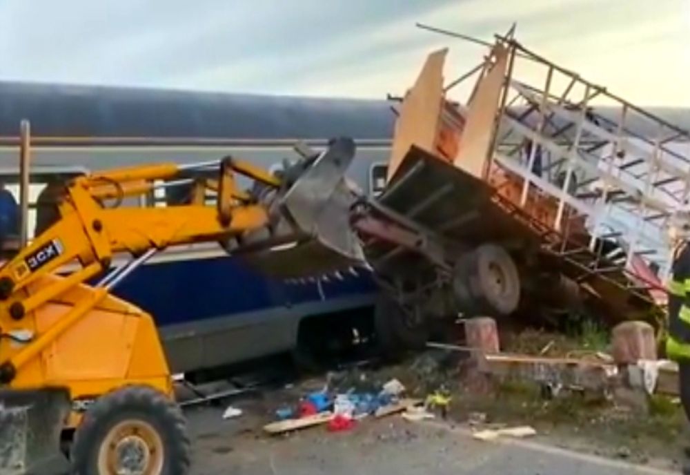 Un tren de călători a lovit un camion care transporta 70 de stupi de albine