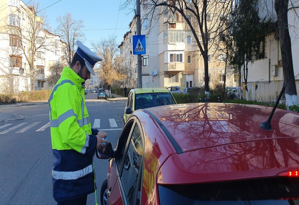 Şofer fără asigurare RCA, filmat când mituieşte un poliţist, achitat de tribunal 