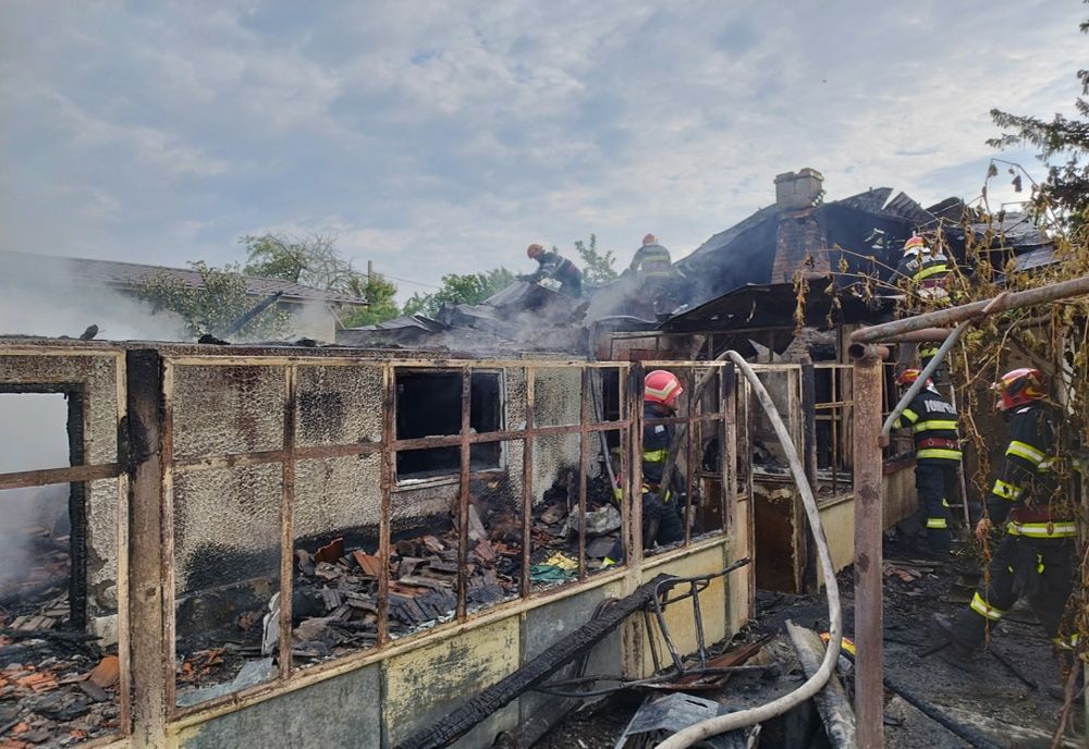 O femeie a murit după ce un incendiu i-a cuprins locuinţa, într-o comună din Teleorman