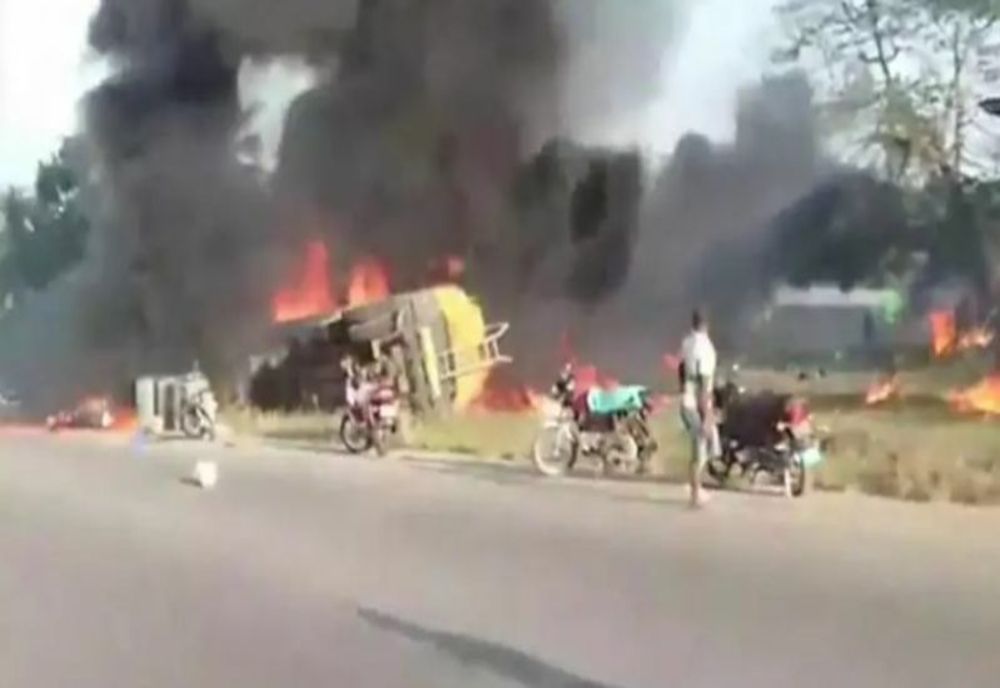 40 de morți după explozia unei cisterne cu combustibil - VIDEO cu momentul deflagrației devastatoare