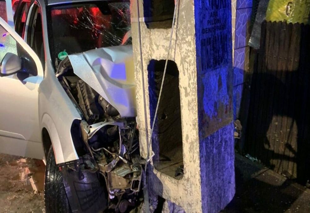 A murit în timp ce fugea de polițiști, după ce a intrat cu mașina într-un stâlp