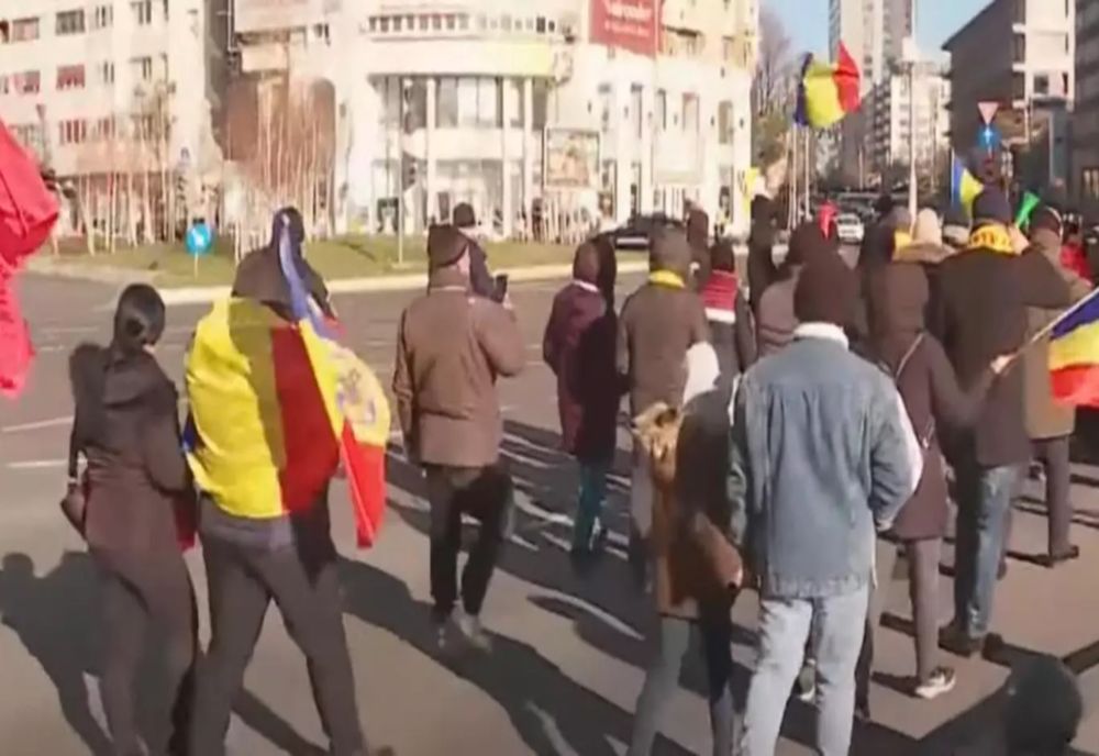 SUSȚINĂTORII PREȘEDINTELUI ALES CĂLIN GEORGESCU, PROTEST LA GUVER ÎMPOTRIVA ANULĂRII ALEGERILOR