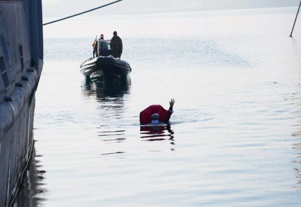 Moș Crăciun Scafandru a venit să le aducă daruri copiilor - FOTO