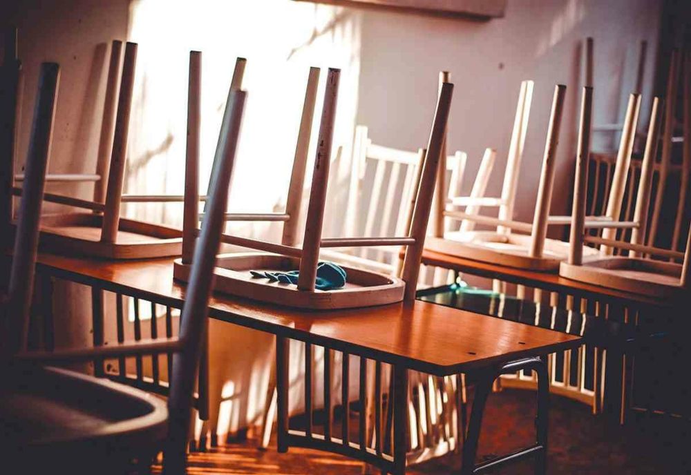 Cursuri suspendate pentru aproape 500 de elevi din cauza vremii nefavorabile