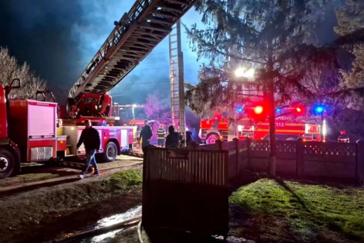 Biserică din Teleorman, mistuită de flăcări. Acoperișul lăcașului de cult s-a prăbușit