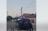 IMAGINILE ZILEI. Autospecială de jandarmerie, împinsă „la mână”, într-o intersecție din Alexandria VIDEO