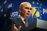 Bolojan recrutează din USR și construiește un nou pol electoral: atacuri coordonate pentru menținerea la putere