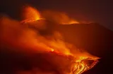 Alertă în Sicilia! Etna erupe din nou, iar aeroportul din Catania rămâne închis. Avertisment pentru români